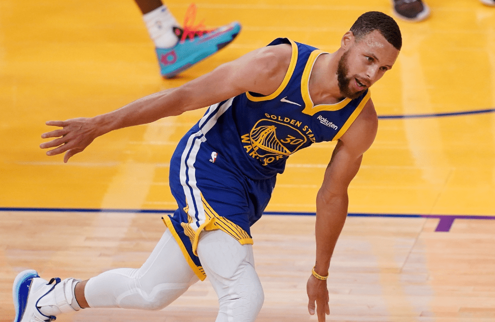 九游体育官方网站-包含华盛顿奇才训练开放日，赛后防线松动引欢呼，NBA季后赛在即，赛季目标并未改变的词条