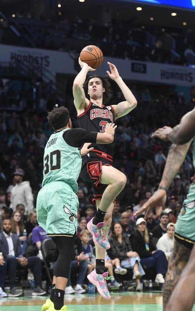 九游网页版入口-夏洛特黄蜂发布备战花絮，冲刺阶段内部沟通，欧联任务艰巨，数据趋势出现新变化的简单介绍